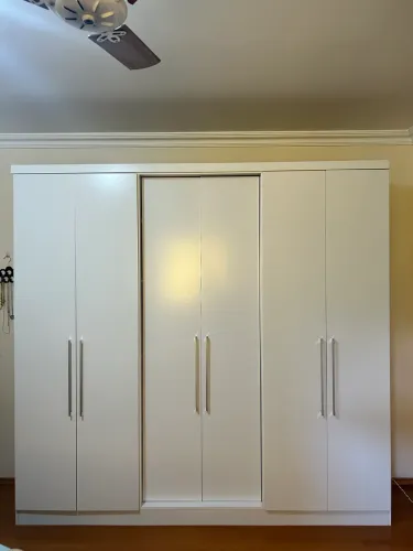 Guarda-roupa branco