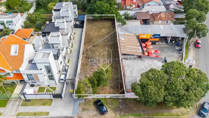 Terreno ZR3.1 à venda no Guaíra em Curitiba 637 m² ideal para construtores