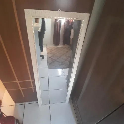 Vende-se esse espelho novo estou vendendo reveste minhas parede dos cômodo não quero fura