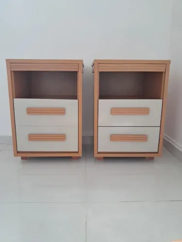 Mesa de cabeceira pés madeira 2 gavetas tokyo mdf montada 