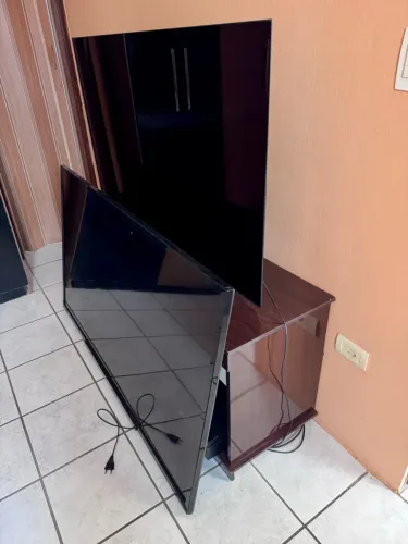 2 TVs Retirada de peças (LG OLED 55" e Sony 60)