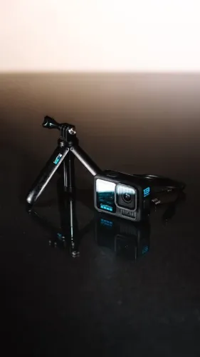 GoPro Hero 13 Black + Cabo original + mini tripé GoPro original.