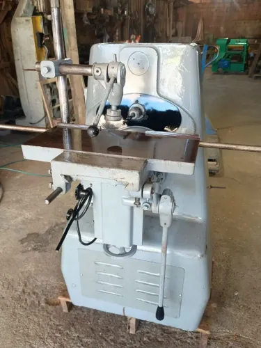 Máquina furadeira