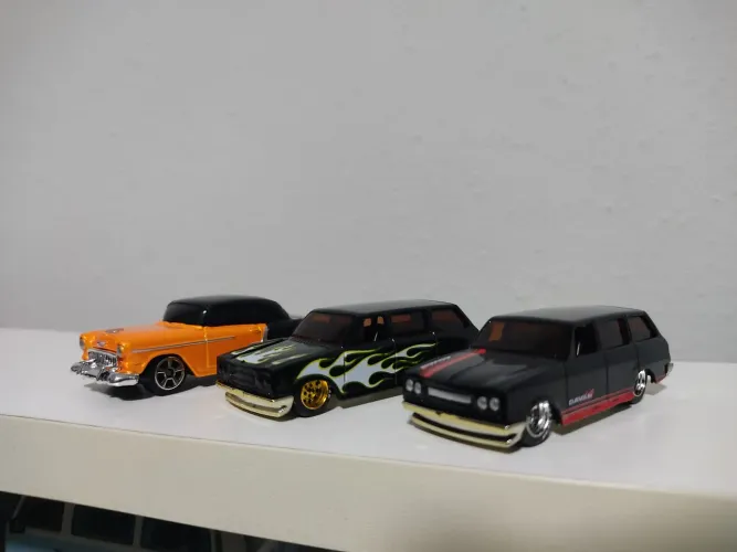 LOTE COM TRÊS MINIATURAS DE CARROS 