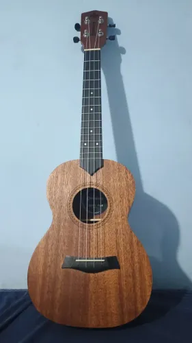 Oferta imperdível Ukulele tenor Strindberg uk07