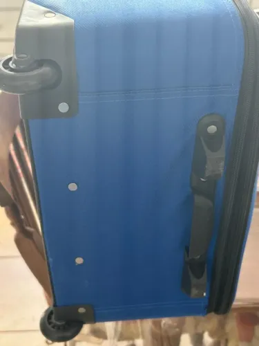 Mala de viagem barata e em ótimo estado.