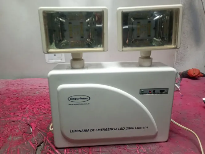 luminária de emergência led 2000 lumens funcionando perfeitamente 