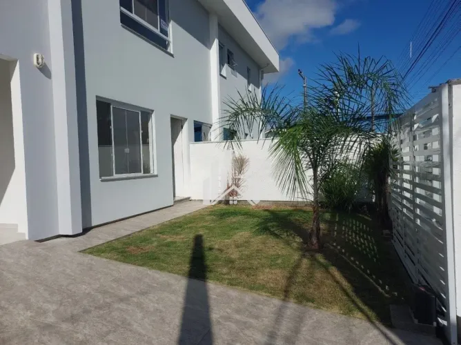 Casa com 153m, 3 quartos, 1 suíte e 2 vagas no bairro Carianos