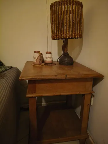 Mesa de canto de madeira maciça