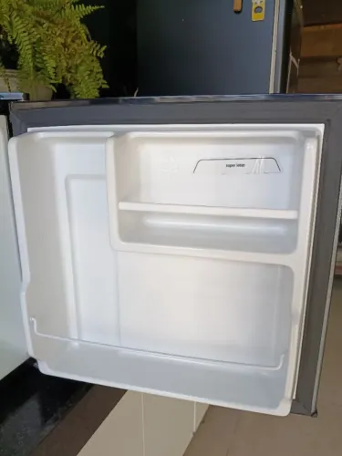 Frigobar semi novo pouco usado Midea 45l