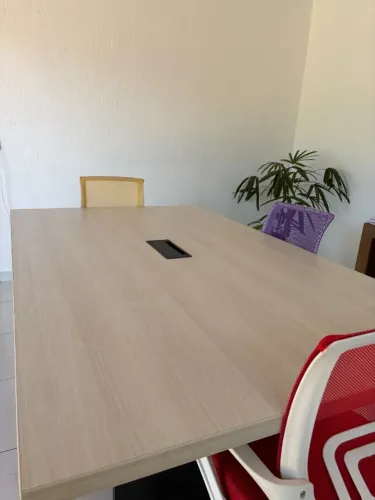 Mesa de reunião / trabalho em equipe (120 cm x 200 cm, madeira clara com caixa de tomadas/