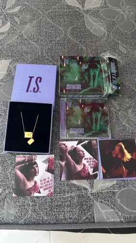 CD Deluxe Taylor Swift. The life of a showgirl