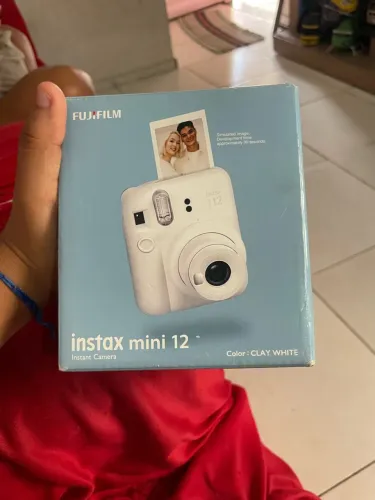 Instax mini 12 + cartucho com 10 poses e pilha