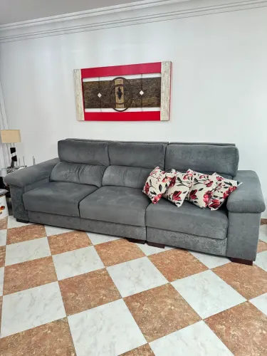 Sofá retrátil e reclinável modelo Monza com estrutura em madeira e revestimento em suede