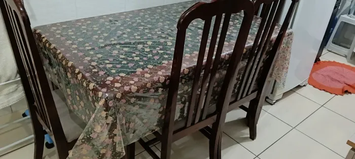 Vendo mesa com seis cadeira madeira maciça cor mogno tampão em vidro. Conta *