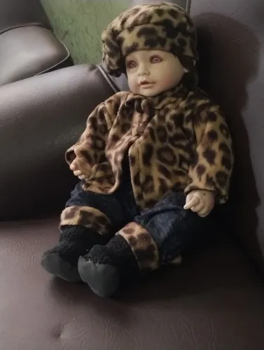 Boneca bebê reborn oncinha com olhinhos lilás 