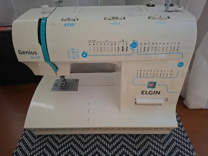 Máquina de Costura Elgin Genius Plus JX-4035 220V