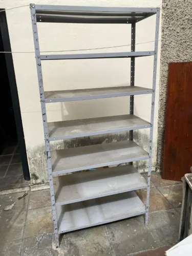 Estante de aço cinza
