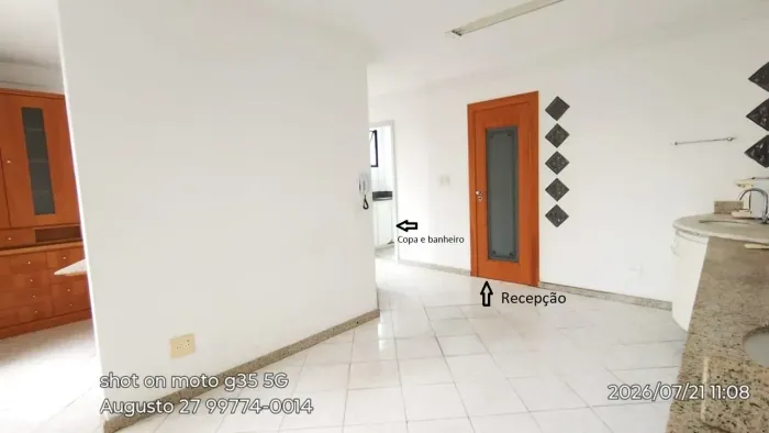 Sala ampla com elevador e garagem