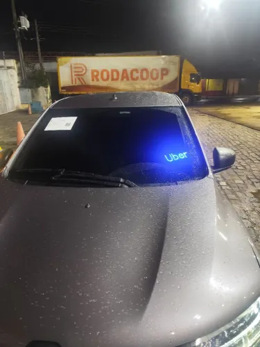 Motorista de Uber disponível 