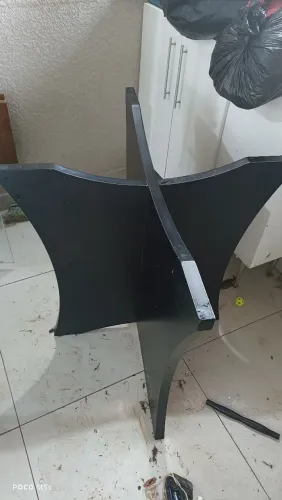 Mesa 4 lugares pé de madeira e tampo de vidro