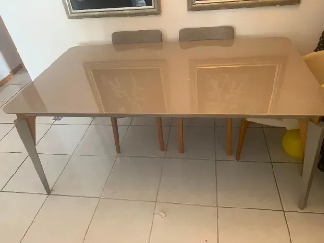 Mesa jantar 6 lugares laqueada com base em madeira e tampo mdf com vidro (trincado)