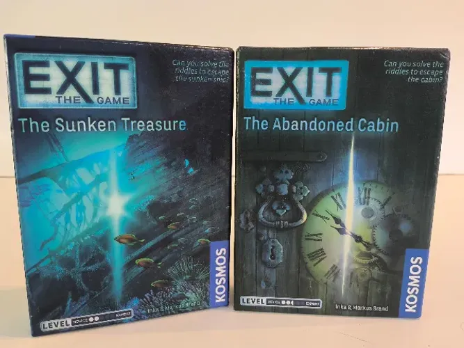 Lote 2 Jogos Board Game Exit: The Game (The Abandoned Cabin + The Sunken Treasure) - Kosmo