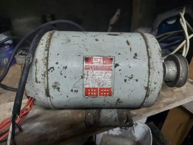 Motor elétrico WEG trifacio
