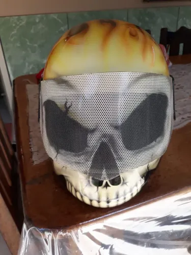 Capacete grafitado