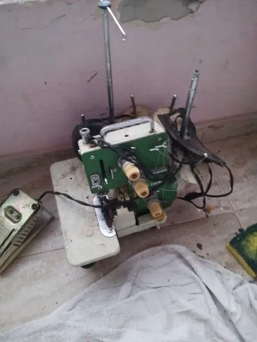 Maquina de custurar PRA VENDER HOJE 300.00
