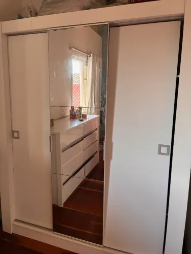 Guarda Roupas com três portas de correr com Larg 1.70 cm, altura 2m, profundidade 60 cm