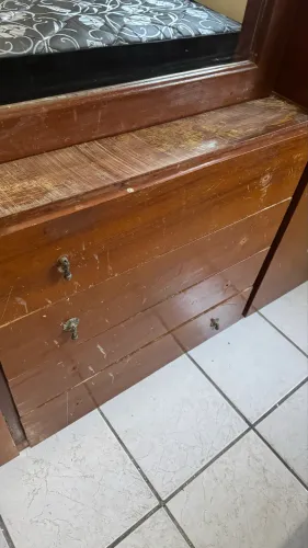 Guarda roupa de madeira