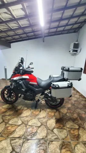 Honda CB 500x com vários acessórios e altura elevada, customizada