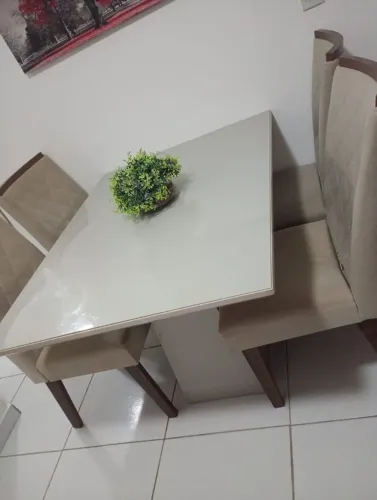 Vendo mesa com 4 cadeiras