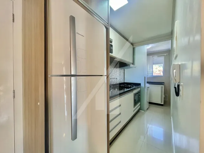 APARTAMENTO MOBILIADO COM DOIS DORMITÓRIOS, SACADA COM CHURRASQUEIRA E UMA VAGA DE GARAGEM