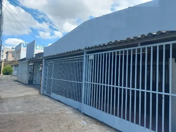 Ceilândia Sul QNP 16 Casa 02 quartos na frente prédio 03 kits no fundo Avenida principal 