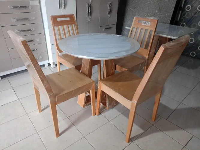 Mesa e cadeiras de madeira 