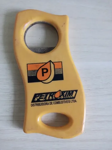 Antigo abridor de garrafas de posto de gasolina e petróleo raro .