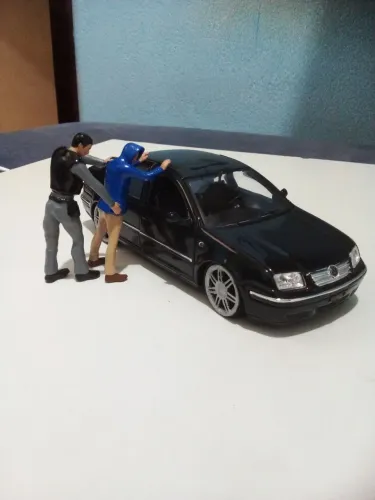 Miniatura policial revistando 1:24
