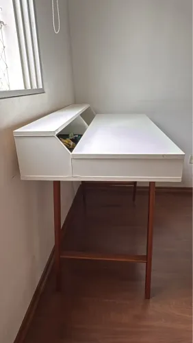 Escrivaninha: (modelo Escandinávia, pés palito de madeira e nichos superiores - Mobly)