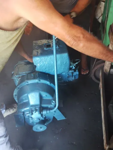 Vendo motor para barco B18 completo com caixa de marcha