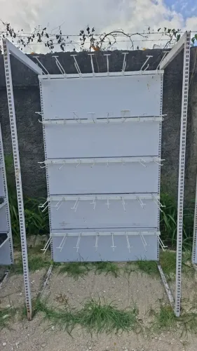 Gôndola para mercado com gancho. Valor: 670,00 reais. Medidas: 1,20mx40cm.