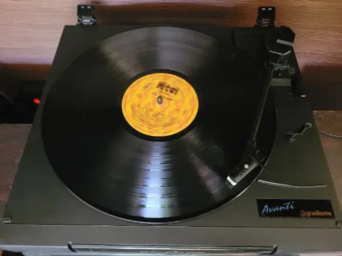 Toca discos Gradiente Avanti