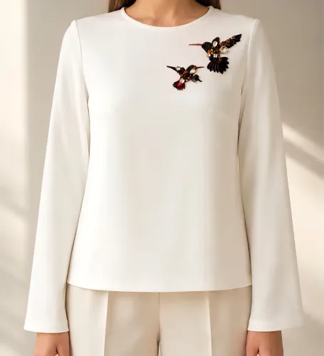 blusa branca feminina elegante com detalhes de pássaros e strass - manga longa