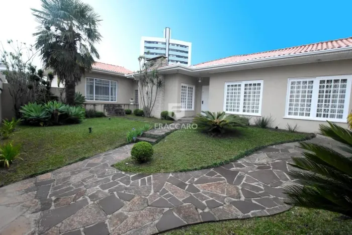Excelente Casa à Venda em Local Estratégico de Ponta Grossa  Ideal para Clínica ou Centro 