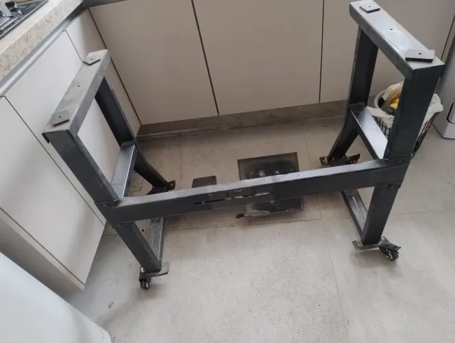 Suporte para mesa, bancada, tampo de máquina de costura industrial.