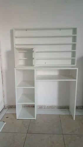 Vende-se 1 bancada de manicure 1 esmalteria e 1 colocado de toalha.s.