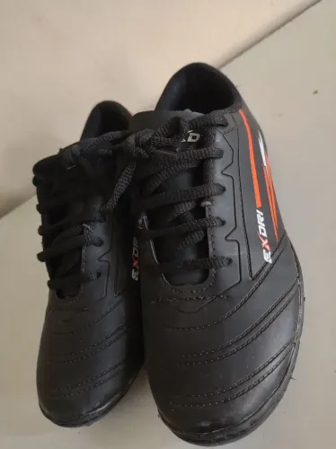 Chuteira número 33/34. 35 reais 