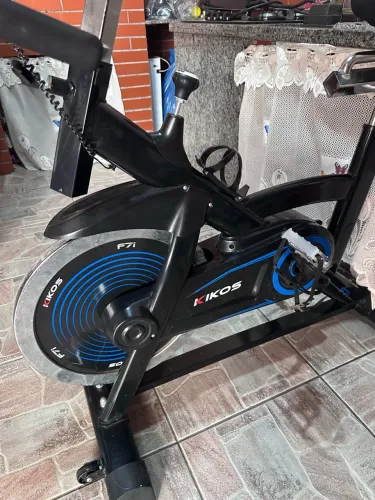 Vendo bicicleta ergométrica BICICLETA SPINNING KIKOS F7I RODA DE INÉRCIA 14KG