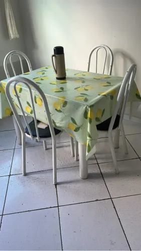 Mesa de Mármore com 4 cadeiras
